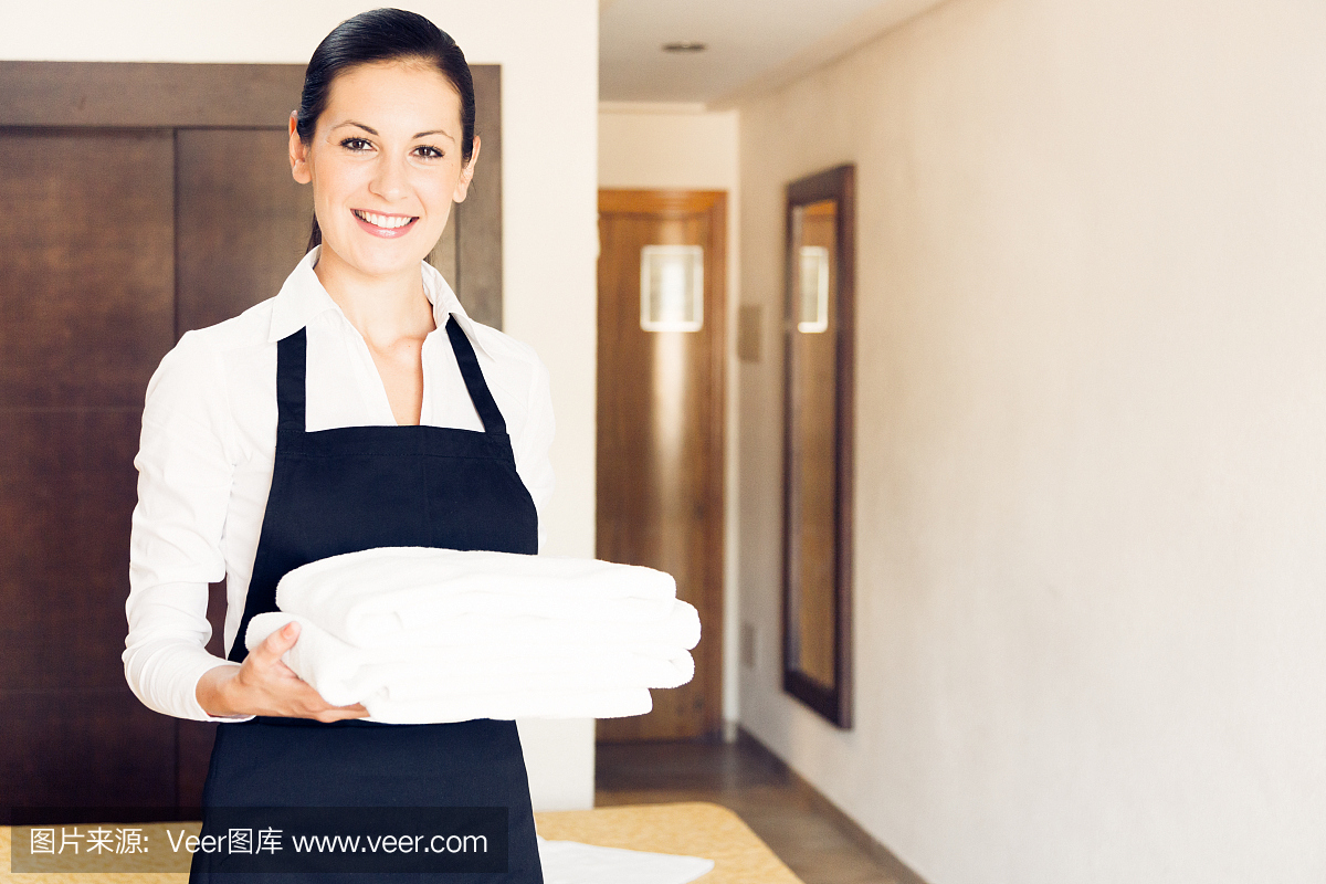 女佣在整理旅馆房间