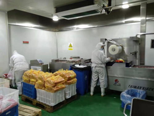 战疫情 保生产 在沪郊,为了 菜篮子 和 大白服 ,这些人一直住在车间里