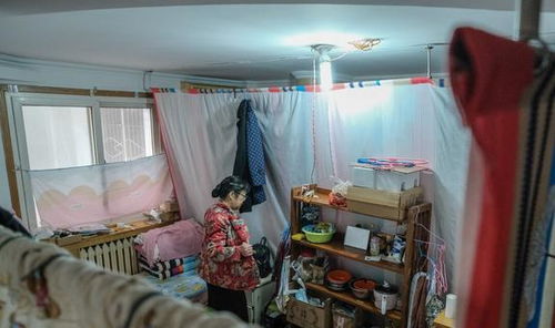 丈夫外出打工四年,每次回家借故和儿子住,妻子突袭住所发现问题