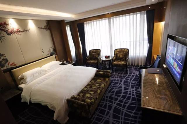 宴席、餐饮、会议、住宿一条龙服务，就到玉虹酒店！